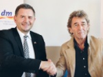 Peter Maffay und Erich Harsch (Foto: dm Drogeriemarkt GmbH und Co. KG) Peter Maffay und Erich Harsch (Foto: dm Drogeriemarkt GmbH und Co. KG)