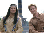 Blutsbrüder in Berlin: Abahachi (Mathias Schlung, l.) und Ranger (Mark Seibert) reiten in Berlin ein. (Foto: Stage Entertainment) Blutsbrüder in Berlin: Abahachi (Mathias Schlung, l.) und Ranger (Mark Seibert) reiten in Berlin ein. (Foto: Stage Entertainment)