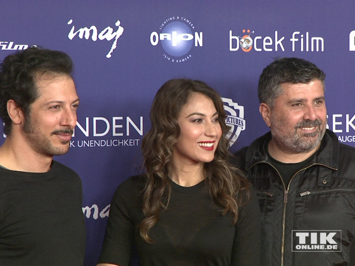 Fahri Yardim, Esra Inal und und Ömer Faruk Sorak bei der "8 Sekunden"-Premiere in Berlin