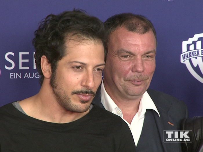 Fahri Yardim posiert mit Produzent Tom Zickler bei der "8 Sekunden"-Premiere in Berlin