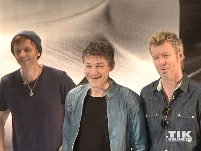 Die a-ha-Stars Morten Harket, Magne Furuholmen und Paul Waaktaar posieren bestens gelaunt in der norwegischen Botschaft in Berlin