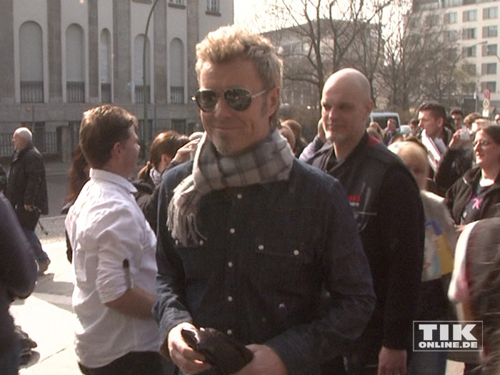 a-ha Star Magne Furuholmen umringt von Fans in Berlin