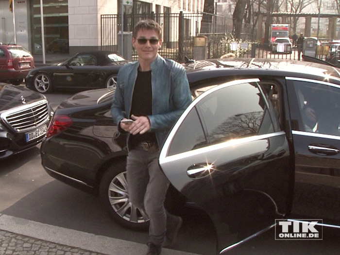 Morten Harket entsteigt seiner Limousine in Berlin