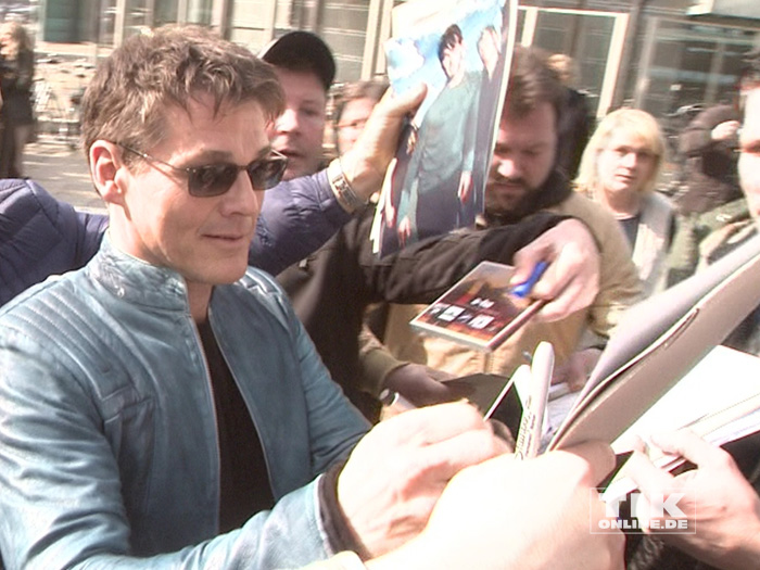 Die Autogrammjäger wurden nicht enttäuscht: Morten Harket von der Band a-ha nahm sich viel Zeit für sie