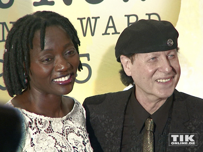 Auma Obama posiert mit Scorpions-Frontmann Klaus Meine bei den Act Now Jugend Awards 2015 in Berlin