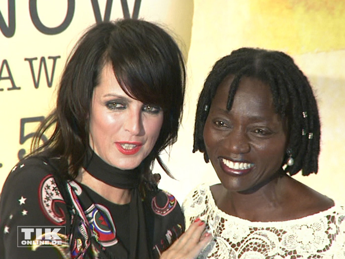 Auma Obama posiert mit 80er-Ikone Nena bei den Act Now Jugend Awards 2015 in Berlin