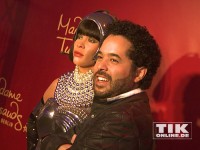 Adel Tawil neben der Wachsfigur von Whitney Houston im Madame Tussauds Berlin