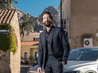 Adrien Brody posiert in Sardinien