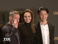 Angelina Jolie posiert mit ihren "Unbroken"-Hauptdarstellern Jack O'Connell und Miyavi
