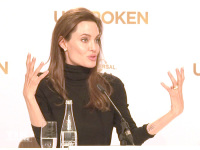 Angelina Jolie mit ihrem dicken Ehering bei der Pressekonferenz zu "Unbroken" in Berlin