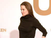 Angelina Jolie im schlichten schwarzen Rollkragenpullover bei der Pressekonferenz zu "Unbroken" in Berlin
