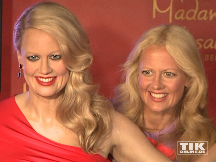 Barbara Schöneberger posiert mit ihrer Wachsfigur bei Madame Tussauds Berlin