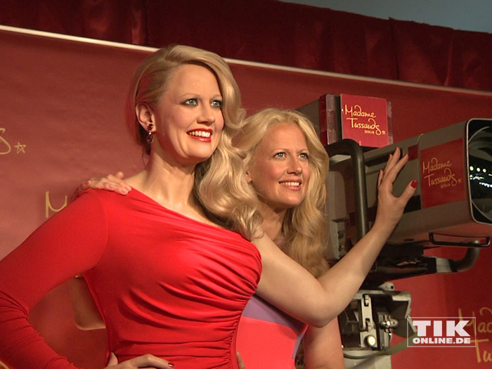 Barbara Schöneberger posiert mit ihrer Wachsfigur bei Madame Tussauds Berlin