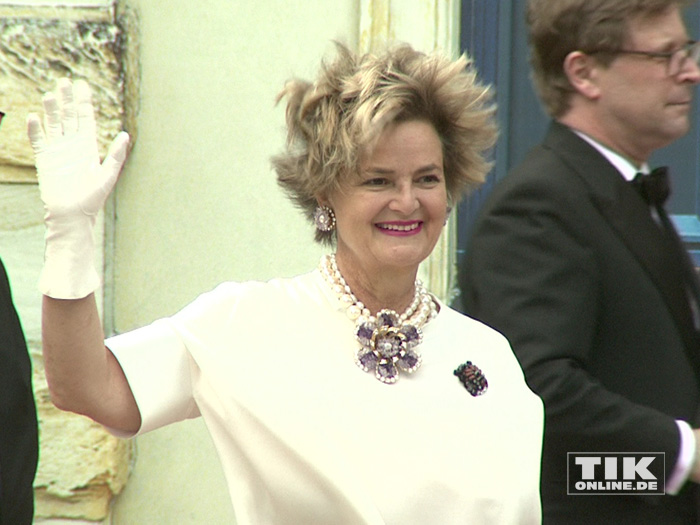Der heftige Wind zauberte Fürstin Gloria von Thurn und Taxis bei den Bayreuther Festspielen 2015 eine Frisur, wie in ihren besten Zeiten