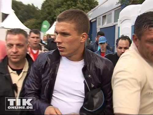 Lukas Podolski umringt von Bodyguards