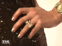 An ihrem Ringfinger trug Christine Neubauer bei der Berlinale Gala Opening Night einen Ring mit Schleife