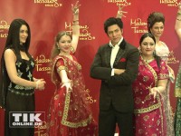 die Wachsfiguren von Kareena Kapoor, Shah Rukh Khan und Aishwarya Rai mit indischen Tänzerinnen kurz nach ihrer Enthüllung