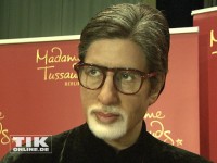Amitabh Bachchan mit Bart und Brille - so steht er jetzt als Wachsfigur in Berlin
