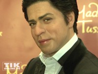 Die Wachsfigur des indischen Superstars Shah Rukh Khan grinst smart und ist in einen eleganten Anzug gekleidet