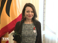 Cosma Shiva Hagen wurde von Bundespräsident Joachim Gauck für ihr Engagement mit der Verdiestmedaille geehrt