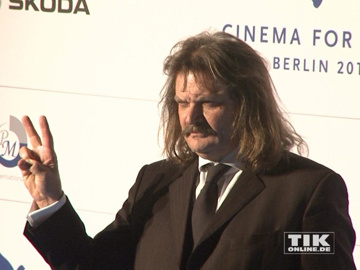 Leslie Mandoki mit dem Peace-Zeichen bei der Cinema for Peace Gala 2015