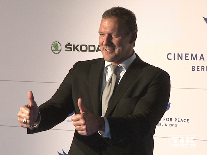 Beide Daumen hoch: Ralf Möller bei der Cinema for Peace Gala 2015