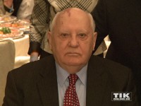 Michail Gorbatschow schaut ernst
