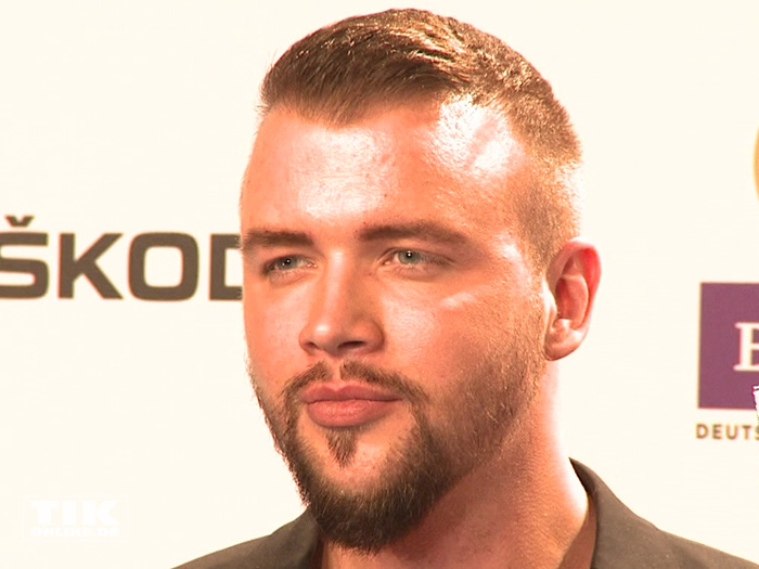 Rapper Kollegah posiert stolz beim Echo 2015