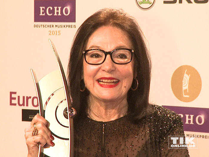 Nana Mouskouri freut sich über ihren Echo für das Lebenswerk