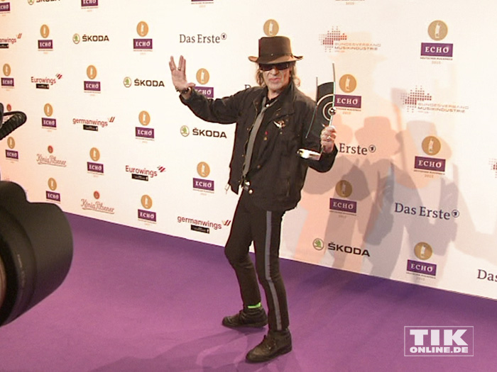 Panik-Rocker Udo Lindenberg posiert mit seinem Echo