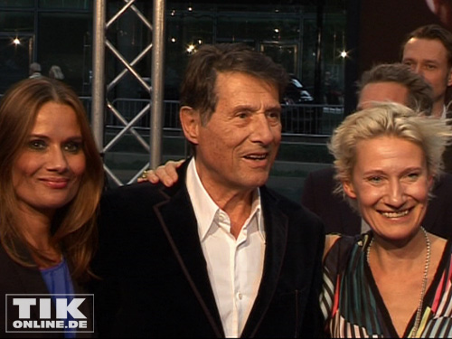 Udo Jürgens und seine Tochter und Sonja auf dem Weg zum Premieren-Kino