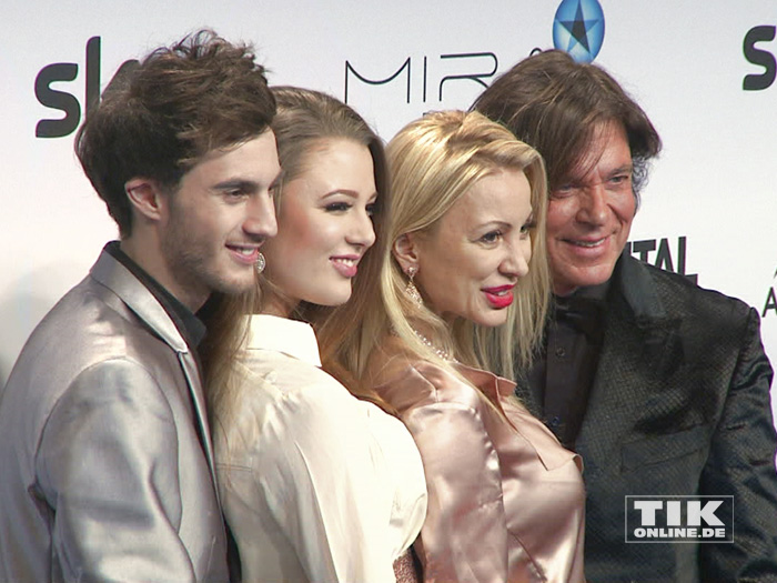 Jürgen, Ramona und Joelina Drews posieren mit Joelinas Freund Marc Aurel Zeeb beim Mira Award 2015