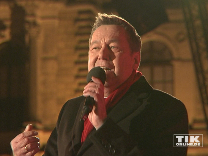 Roland Kaiser sang für die Schaulustigen beim Dresdener Semperopernball 2015