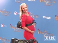Oksana Kolenitchenko posiert mit Babybauch bei der Deutschland-Premiere von "Das magische Haus" für die Kameras