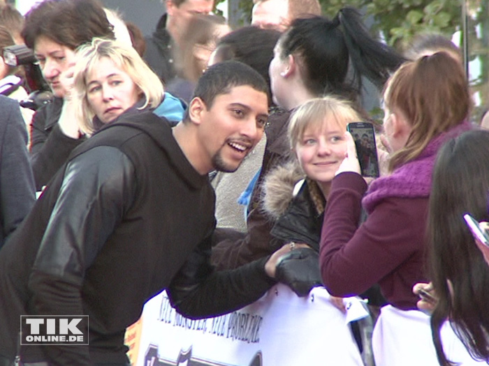 Andreas Bourani posiert auf der "Hotel Transsilvanien 2"-Premiere mit den Fans für Selfies