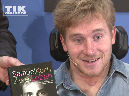 Stolz präsentierte Samuel Koch sein eigenes Buch "Zwei Leben"