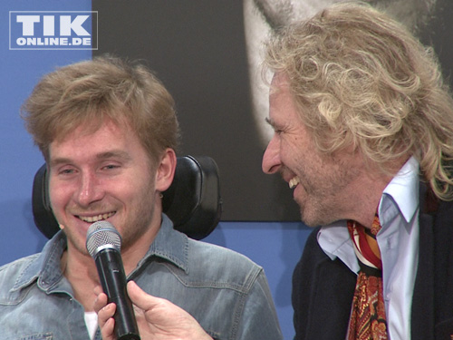 Samuel Koch und Thomas Gottschalk lachten während der Pressekonferenz in Berlin viel