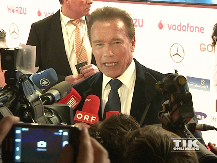 Umringt von den Fotografen gibt Arnold Schwarzenegger Interviews bei der Goldenen Kamera 2015