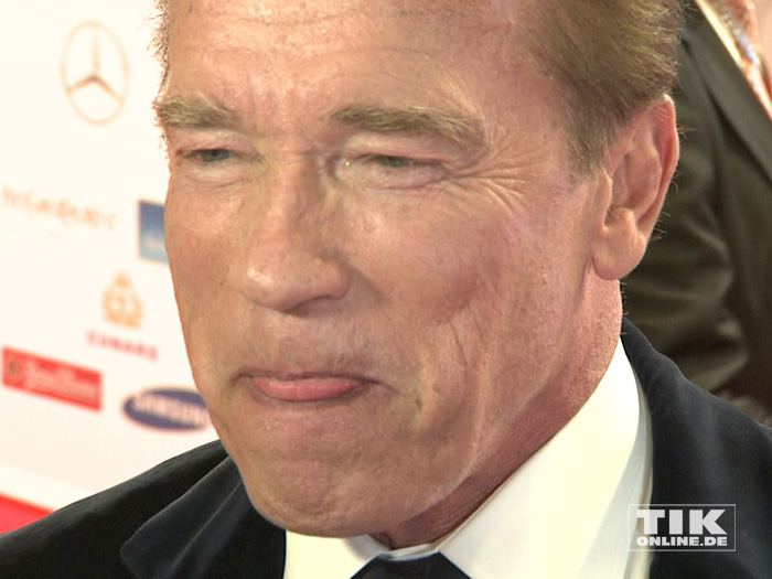 Arnold Schwarzenegger leckt sich die Lippen bei der Goldenen Kamera 2015
