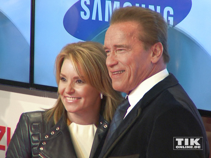 Arnold Schwarzenegger mit seiner Freundin Heather Milligan bei der Goldenen Kamera 2015