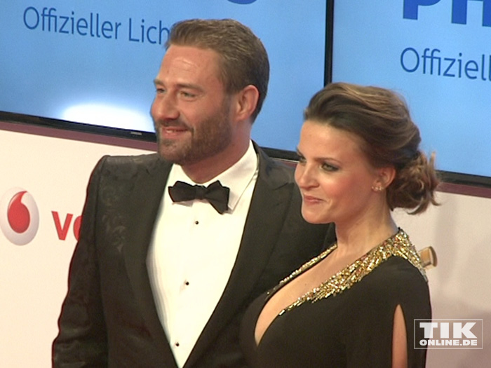 Das frisch verlobte Paar Sasha und Julia Röntgen bei der Goldenen Kamera 2015
