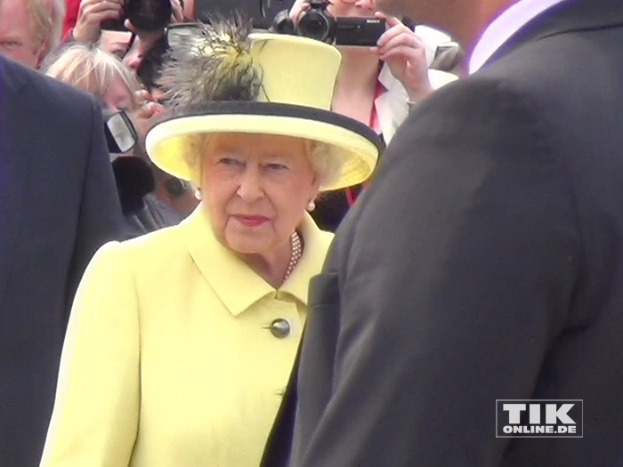 Queen Elizabeth II. ganz in gelb