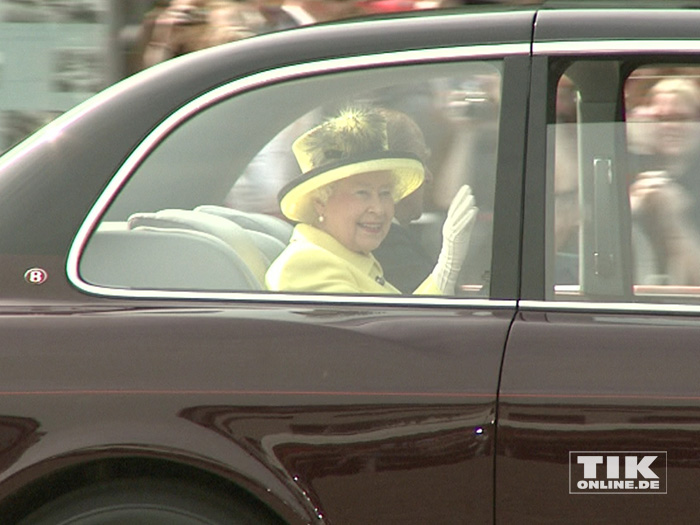 Queen Elizabeth II. winkte den Schaulustigen auf dem Pariser Platz in Berln aus ihrem Bentley heraus zu