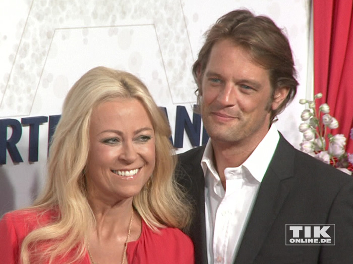 Jenny Elvers gut gelaunt mit ihrem Freund Steffen von der Beeck bei der Bertelsmann Party 2014