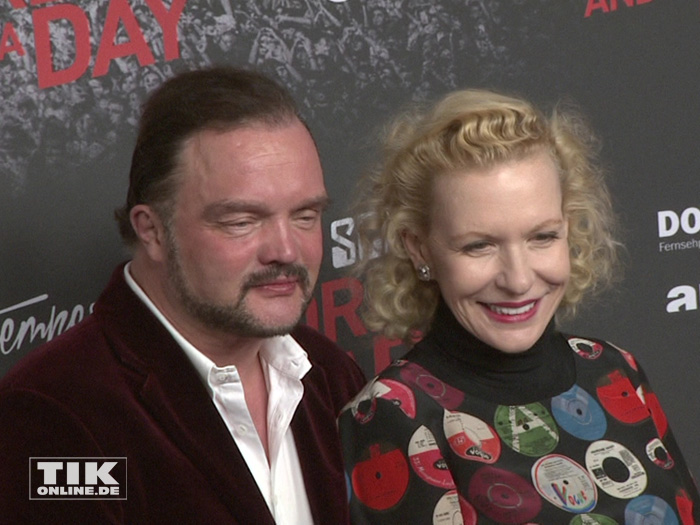 Fürst Alexander zu Schaumburg-Lippe und Sunnyi Melles outen sich als Scorpions-Fans bei der Premiere von "Forever And A Day" in Berlin