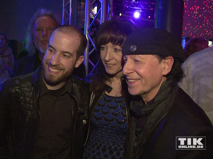 Scorpions-Sänger Klaus Meine mit seinem Sohn Christian und seiner Ehefrau Gabi bei der Premiere von "Forever And A Day" in Berlin