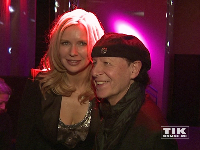 Klaus Meine posiert mit Schauspielerin Veronica Ferres bei der Premiere von "Forever And A Day" in Berlin