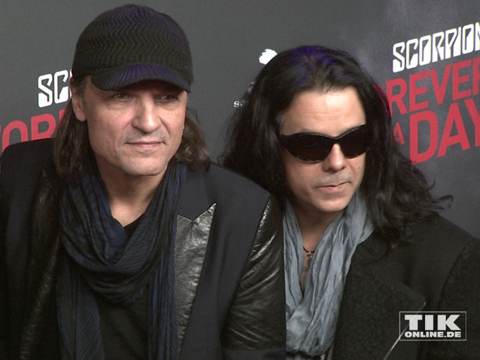 Matthias Jabs und Paweł Mąciwoda von den Scorpions bei der Premiere von "Forever And A Day" in Berlin