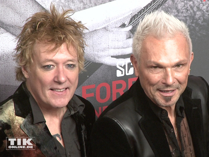 Gitarrist Rudolf Schenker und sein Drummer James Kottak bei der Premiere von "Forever And A Day" in Berlin