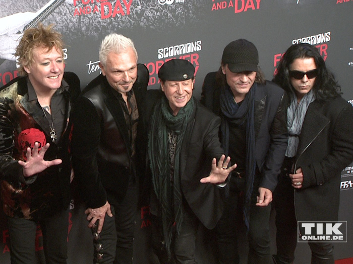 Die Scorpions posieren gut gelaunt bei der Premiere von "Forever And A Day" in Berlin